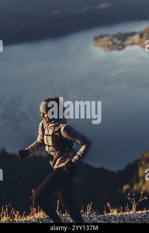 Trailrunning im Herbst auf dem Jochberg am Walchensee vor herrlicher Kulisse der Alpen, Bayern, Deutschland, Europa Stockfoto