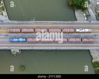 Belastungstest an der Neckarbrücke, Luftaufnahme. Aufgrund der ungewöhnlichen Konstruktion sind Maßprüfungen vor der Brücke für Züge obligatorisch. T Stockfoto