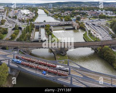 Belastungstest an der Neckarbrücke, Luftaufnahme. Aufgrund der ungewöhnlichen Konstruktion sind Maßprüfungen vor der Brücke für Züge obligatorisch. T Stockfoto