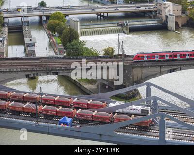 Belastungstest an der Neckarbrücke, Luftaufnahme. Aufgrund der ungewöhnlichen Konstruktion sind Maßprüfungen vor der Brücke für Züge obligatorisch. T Stockfoto