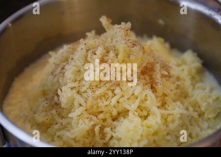 Schwäbische Küche, Zubereitung von Petersilienwurzel und Kartoffelpüree, Kartoffelpüree mit sauren Nieren, Kartoffelpüree im Topf, Großmutters Koch Stockfoto