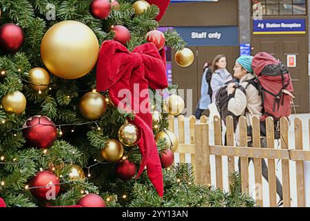 Glasgow, Schottland, Großbritannien. Dezember 2024. Am Weihnachtsbahnhof sahen wir Bäume und Passagiere, die an einem Kurzurlaub für den Urlaub im Centrel srarion beteiligt waren. Credit Gerard Ferry /Alamy Live News Stockfoto