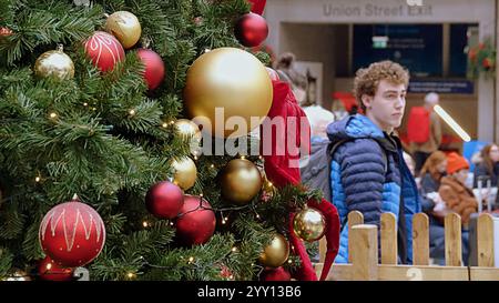 Glasgow, Schottland, Großbritannien. Dezember 2024. Am Weihnachtsbahnhof sahen wir Bäume und Passagiere, die an einem Kurzurlaub für den Urlaub im Centrel srarion beteiligt waren. Credit Gerard Ferry /Alamy Live News Stockfoto