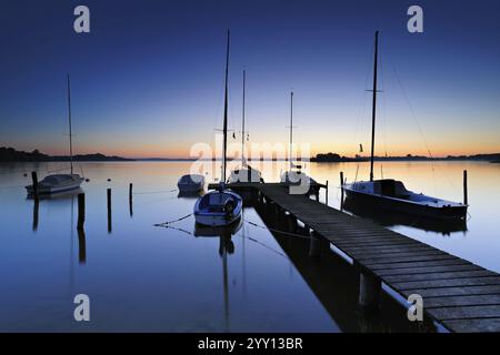 Sonnenaufgang am Schaalsee, Holzsteg mit Segelbooten, Biosphärenreservat Schaalsee, Mecklenburg-Vorpommern, Deutschland, Europa Stockfoto