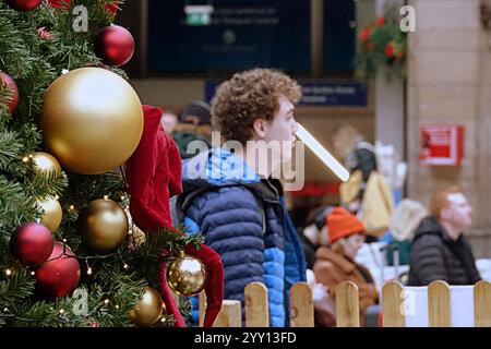 Glasgow, Schottland, Großbritannien. Dezember 2024. Am Weihnachtsbahnhof sahen wir Bäume und Passagiere, die an einem Kurzurlaub für den Urlaub im Centrel srarion beteiligt waren. Credit Gerard Ferry /Alamy Live News Stockfoto
