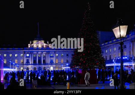 Schlittschuhlaufen - Schlittschuhbahn im Somerset House, London, England, mit Christmas Tree Stockfoto