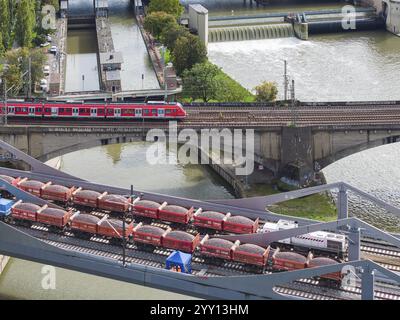 Belastungstest an der Neckarbrücke, Luftaufnahme. Aufgrund der ungewöhnlichen Konstruktion sind Maßprüfungen vor der Brücke für Züge obligatorisch. T Stockfoto