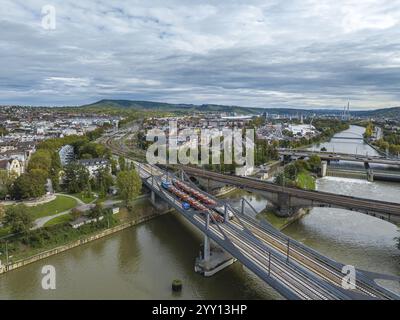 Belastungstest an der Neckarbrücke, Luftaufnahme. Aufgrund der ungewöhnlichen Konstruktion sind Maßprüfungen vor der Brücke für Züge obligatorisch. T Stockfoto