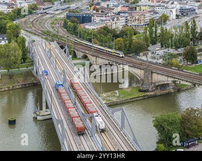 Belastungstest an der Neckarbrücke, Luftaufnahme. Aufgrund der ungewöhnlichen Konstruktion sind Maßprüfungen vor der Brücke für Züge obligatorisch. T Stockfoto