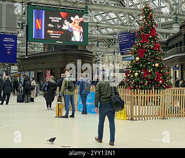 Glasgow, Schottland, Großbritannien. Dezember 2024. Der Bahnhof sah Bäume und Passagiere, die an einem Kurzurlaub für den Urlaub in der Queen Street Station beteiligt waren. Credit Gerard Ferry /Alamy Live News Stockfoto