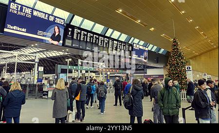Glasgow, Schottland, Großbritannien. Dezember 2024. Der Bahnhof sah Bäume und Passagiere, die an einem Kurzurlaub für den Urlaub in der Queen Street Station beteiligt waren. Credit Gerard Ferry /Alamy Live News Stockfoto