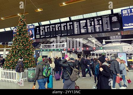 Glasgow, Schottland, Großbritannien. Dezember 2024. Der Bahnhof sah Bäume und Passagiere, die an einem Kurzurlaub für den Urlaub in der Queen Street Station beteiligt waren. Credit Gerard Ferry /Alamy Live News Stockfoto