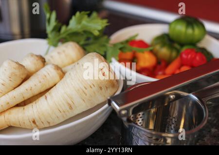 Schwäbische Küche, rohe Petersilienwurzel für die Zubereitung von Petersilienwurzel und Kartoffelpüree für saure Nieren, Großmutterküche, regional, Zutat Stockfoto
