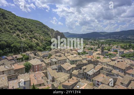 Blick auf das Dorf von den Konglomeratfelsen Les Penitents, Les Mees, Alpes-de-Haute-Provence, Frankreich, Europa Stockfoto