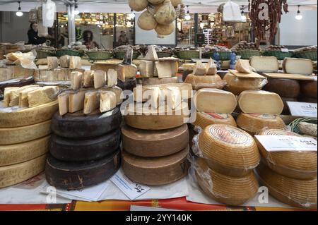 Italienisches Käseangebot während der Italienwochen in Nürnberg, Mittelfranken, Bayern, Deutschland, Europa Stockfoto