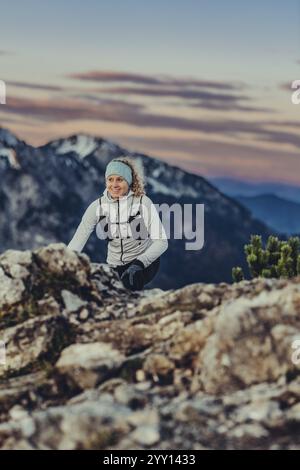 Trailrunning im Herbst auf dem Jochberg am Walchensee vor herrlicher Kulisse der Alpen, Bayern, Deutschland, Europa Stockfoto