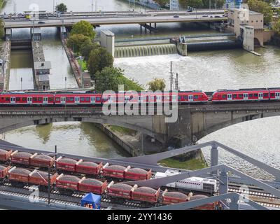 Belastungstest an der Neckarbrücke, Luftaufnahme. Aufgrund der ungewöhnlichen Konstruktion sind Maßprüfungen vor der Brücke für Züge obligatorisch. T Stockfoto