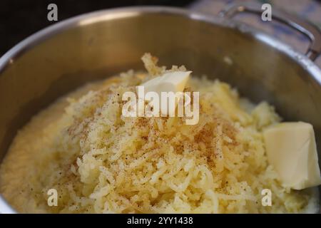 Schwäbische Küche, Zubereitung von Petersilienwurzel und Kartoffelpüree, Kartoffelpüree mit sauren Nieren, Kartoffelpüree im Topf, Butterstücke, Stockfoto