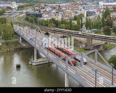 Belastungstest an der Neckarbrücke, Luftaufnahme. Aufgrund der ungewöhnlichen Konstruktion sind Maßprüfungen vor der Brücke für Züge obligatorisch. T Stockfoto