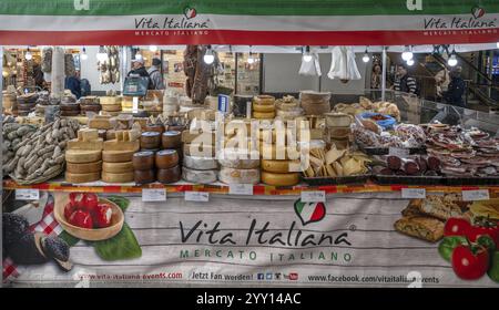 Italienisches Käse- und Wurstangebot während der Italienwochen in Nürnberg, Mittelfranken, Bayern, Deutschland, Europa Stockfoto