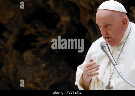 Vatikanstadt, Vatikanstadt. Dezember 2024. Vatikan, 18. Dezember 2024. Papst Franziskus besucht seine wöchentliche Generalaudienz im Saal Paul VI. Quelle: Riccardo De Luca - Update Images/Alamy Live News Stockfoto