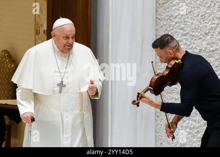 Vatikanstadt, Vatikanstadt. Dezember 2024. Vatikan, 18. Dezember 2024. Papst Franziskus kommt zu seiner wöchentlichen Generalaudienz im Saal Paul VI. Quelle: Riccardo De Luca - Update Images/Alamy Live News Stockfoto