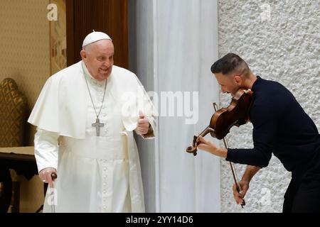 Vatikanstadt, Vatikanstadt. Dezember 2024. Vatikan, 18. Dezember 2024. Papst Franziskus kommt zu seiner wöchentlichen Generalaudienz im Saal Paul VI. Quelle: Riccardo De Luca - Update Images/Alamy Live News Stockfoto