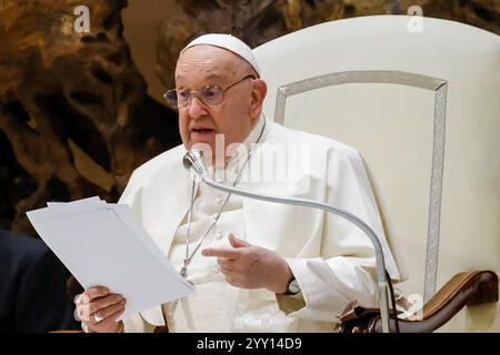 Vatikanstadt, Vatikanstadt. Dezember 2024. Vatikan, 18. Dezember 2024. Papst Franziskus besucht seine wöchentliche Generalaudienz im Saal Paul VI. Quelle: Riccardo De Luca - Update Images/Alamy Live News Stockfoto