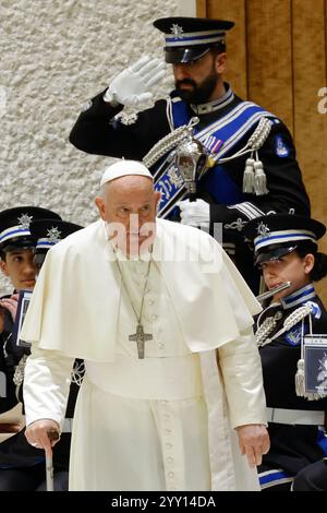 Vatikanstadt, Vatikanstadt. Dezember 2024. Vatikan, 18. Dezember 2024. Papst Franziskus kommt zu seiner wöchentlichen Generalaudienz im Saal Paul VI. Quelle: Riccardo De Luca - Update Images/Alamy Live News Stockfoto