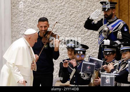 Vatikanstadt, Vatikanstadt. Dezember 2024. Vatikan, 18. Dezember 2024. Papst Franziskus kommt zu seiner wöchentlichen Generalaudienz im Saal Paul VI. Quelle: Riccardo De Luca - Update Images/Alamy Live News Stockfoto