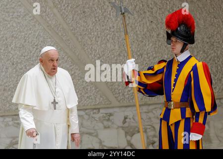 Vatikanstadt, Vatikanstadt. Dezember 2024. Vatikan, 18. Dezember 2024. Papst Franziskus kommt zu seiner wöchentlichen Generalaudienz im Saal Paul VI. Quelle: Riccardo De Luca - Update Images/Alamy Live News Stockfoto