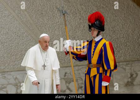 Vatikanstadt, Vatikanstadt. Dezember 2024. Vatikan, 18. Dezember 2024. Papst Franziskus kommt zu seiner wöchentlichen Generalaudienz im Saal Paul VI. Quelle: Riccardo De Luca - Update Images/Alamy Live News Stockfoto