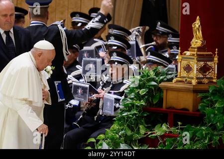 Vatikanstadt, Vatikanstadt. Dezember 2024. Vatikan, 18. Dezember 2024. Papst Franziskus kommt zu seiner wöchentlichen Generalaudienz im Saal Paul VI. Quelle: Riccardo De Luca - Update Images/Alamy Live News Stockfoto