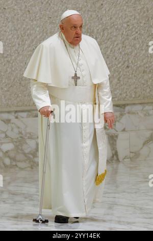 Vatikanstadt, Vatikanstadt. Dezember 2024. Vatikan, 18. Dezember 2024. Papst Franziskus kommt zu seiner wöchentlichen Generalaudienz im Saal Paul VI. Quelle: Riccardo De Luca - Update Images/Alamy Live News Stockfoto