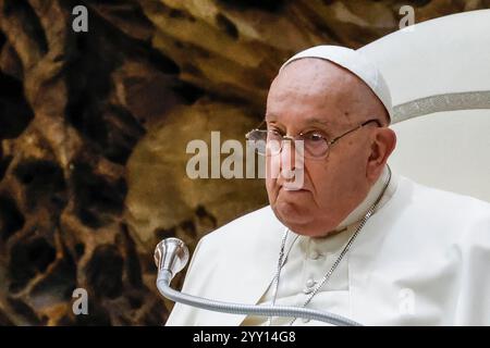 Vatikanstadt, Vatikanstadt. Dezember 2024. Vatikan, 18. Dezember 2024. Papst Franziskus besucht seine wöchentliche Generalaudienz im Saal Paul VI. Quelle: Riccardo De Luca - Update Images/Alamy Live News Stockfoto