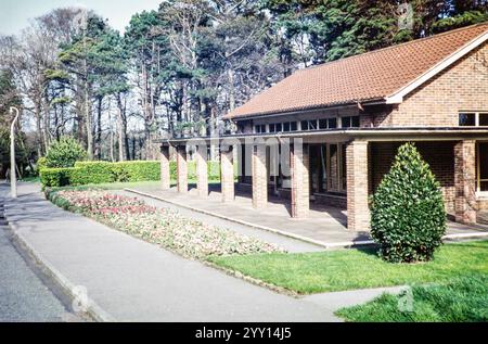 Gebäude in Hampden Park, Eastbourne, East Sussex, England, Großbritannien April 1960 Stockfoto