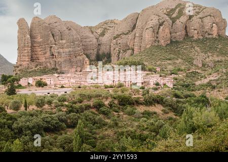 Aguero, Spanien, 27. August 2024: Serenity in Stone: Aguero's Village inmitten der majestätischen Felsriesen Stockfoto