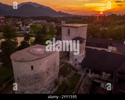 Blick auf die Burg Liptovsky Hradek aus der Luft und Luxusunterkunft in der Slowakei Stockfoto