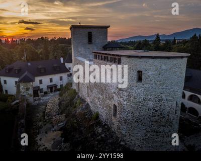 Blick auf die Burg Liptovsky Hradek aus der Luft und Luxusunterkunft in der Slowakei Stockfoto