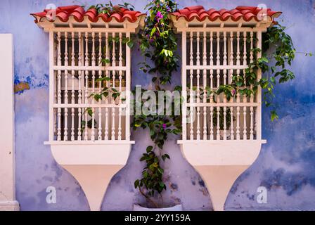 Cartagena de Indias, Kolumbien, 12. Mai 2010: Architektonische Eleganz: Die zeitlose Schönheit der Kolonialbalkone von Cartagena Stockfoto