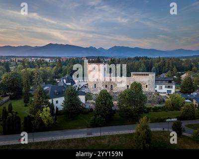 Blick auf die Burg Liptovsky Hradek aus der Luft und Luxusunterkunft in der Slowakei Stockfoto