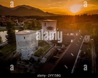 Blick auf die Burg Liptovsky Hradek aus der Luft und Luxusunterkunft in der Slowakei Stockfoto