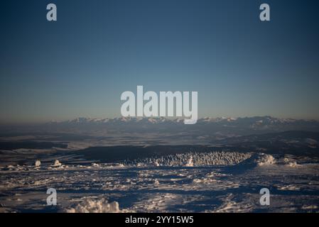 Blick auf die Tatra vom Pilsko in Slowenien, mit atemberaubender natürlicher Schönheit Stockfoto