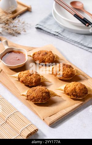 Gegrillte Krabben mit Mentaiyaki-Sauce. Mentaiyaki ist eine typische japanische Soße, die aus Kabeljau- oder Pullock-Fischeiern mit Mayonnaise gemischt wird Stockfoto