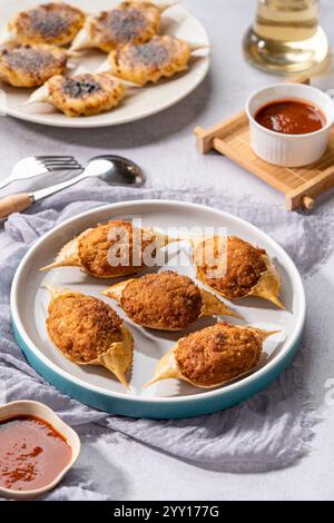 Gegrillte Krabben mit Mentaiyaki-Sauce. Mentaiyaki ist eine typische japanische Soße, die aus Kabeljau- oder Pullock-Fischeiern mit Mayonnaise gemischt wird Stockfoto