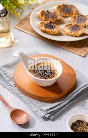 Gegrillte Krabben mit Mentaiyaki-Sauce. Mentaiyaki ist eine typische japanische Soße, die aus Kabeljau- oder Pullock-Fischeiern mit Mayonnaise gemischt wird Stockfoto