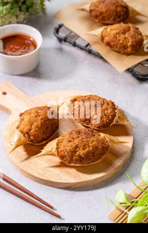 Gegrillte Krabben mit Mentaiyaki-Sauce. Mentaiyaki ist eine typische japanische Soße, die aus Kabeljau- oder Pullock-Fischeiern mit Mayonnaise gemischt wird Stockfoto