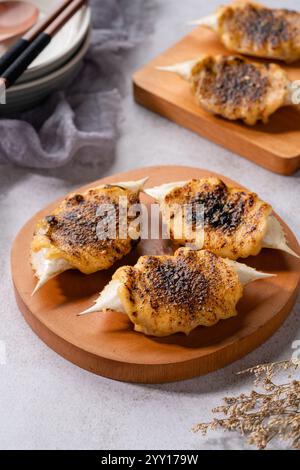 Gegrillte Krabben mit Mentaiyaki-Sauce. Mentaiyaki ist eine typische japanische Soße, die aus Kabeljau- oder Pullock-Fischeiern mit Mayonnaise gemischt wird Stockfoto