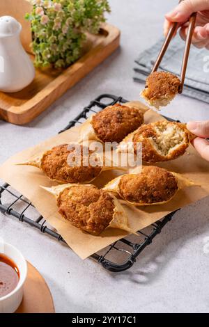 Gegrillte Krabben mit Mentaiyaki-Sauce. Mentaiyaki ist eine typische japanische Soße, die aus Kabeljau- oder Pullock-Fischeiern mit Mayonnaise gemischt wird Stockfoto