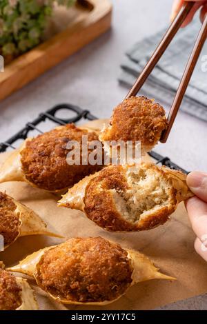 Gegrillte Krabben mit Mentaiyaki-Sauce. Mentaiyaki ist eine typische japanische Soße, die aus Kabeljau- oder Pullock-Fischeiern mit Mayonnaise gemischt wird Stockfoto